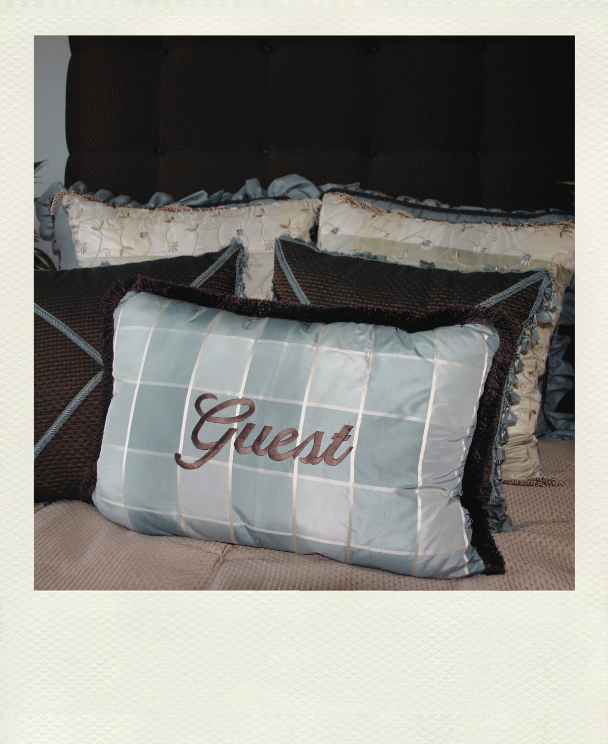 Creating the Perfect Guest Bedroom for the Holidays