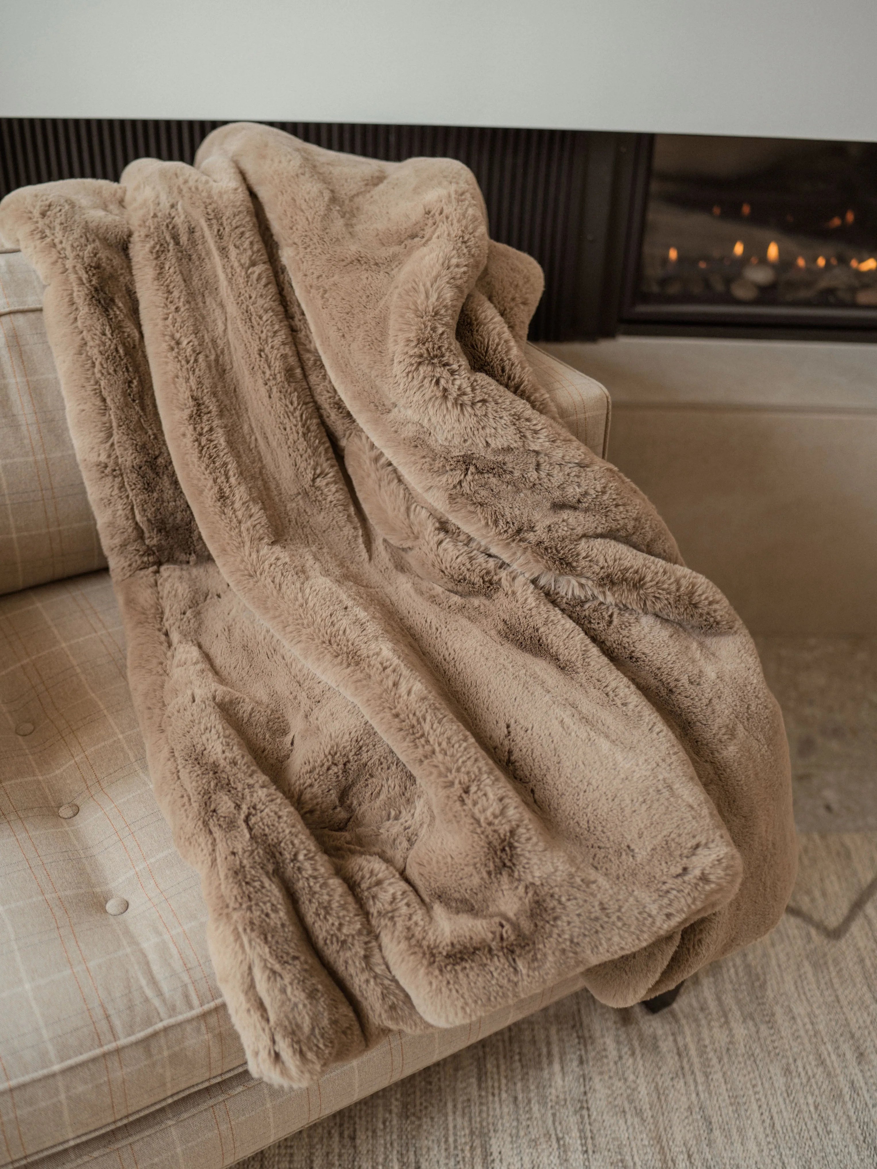 Cuddle Blanket with Faux Fur-like Texture