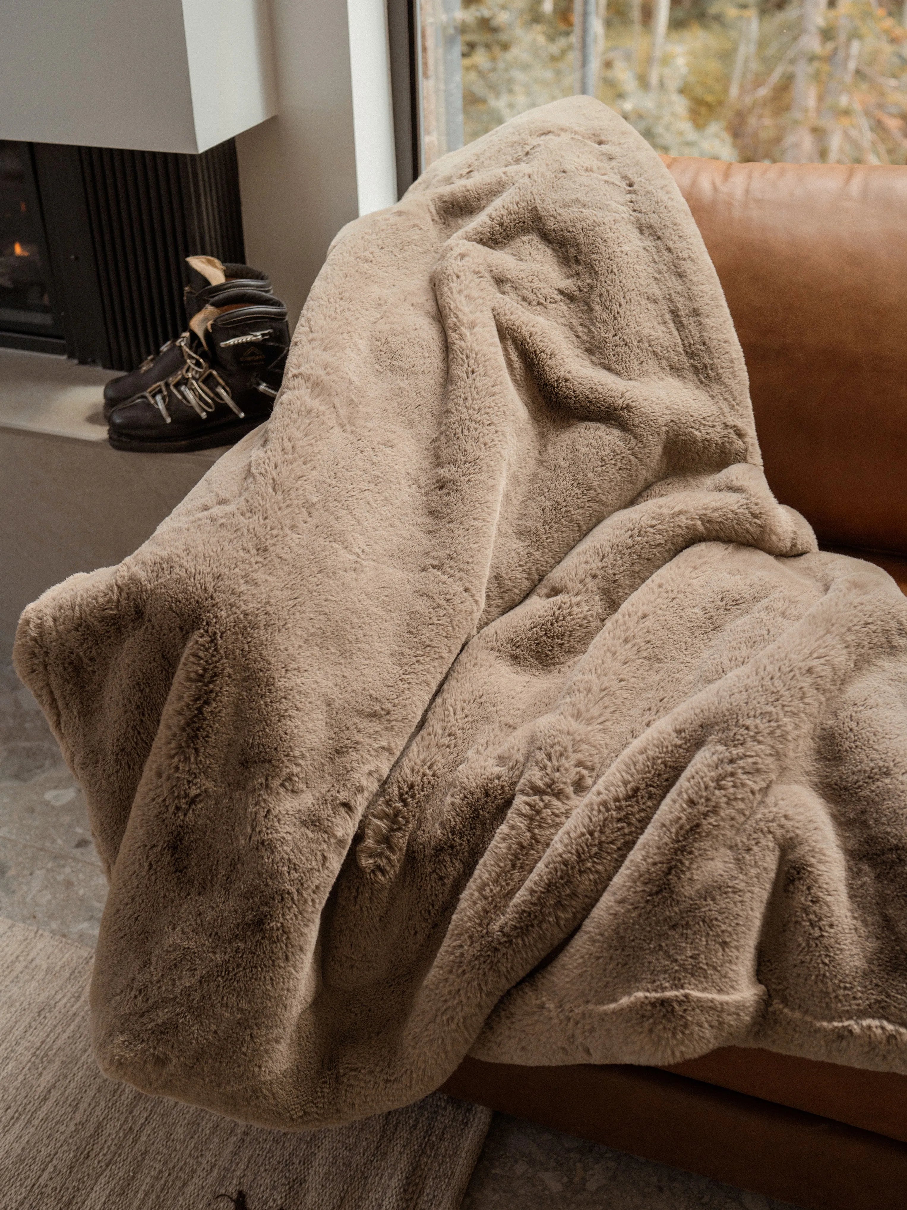 Cuddle Blanket with Faux Fur-like Texture