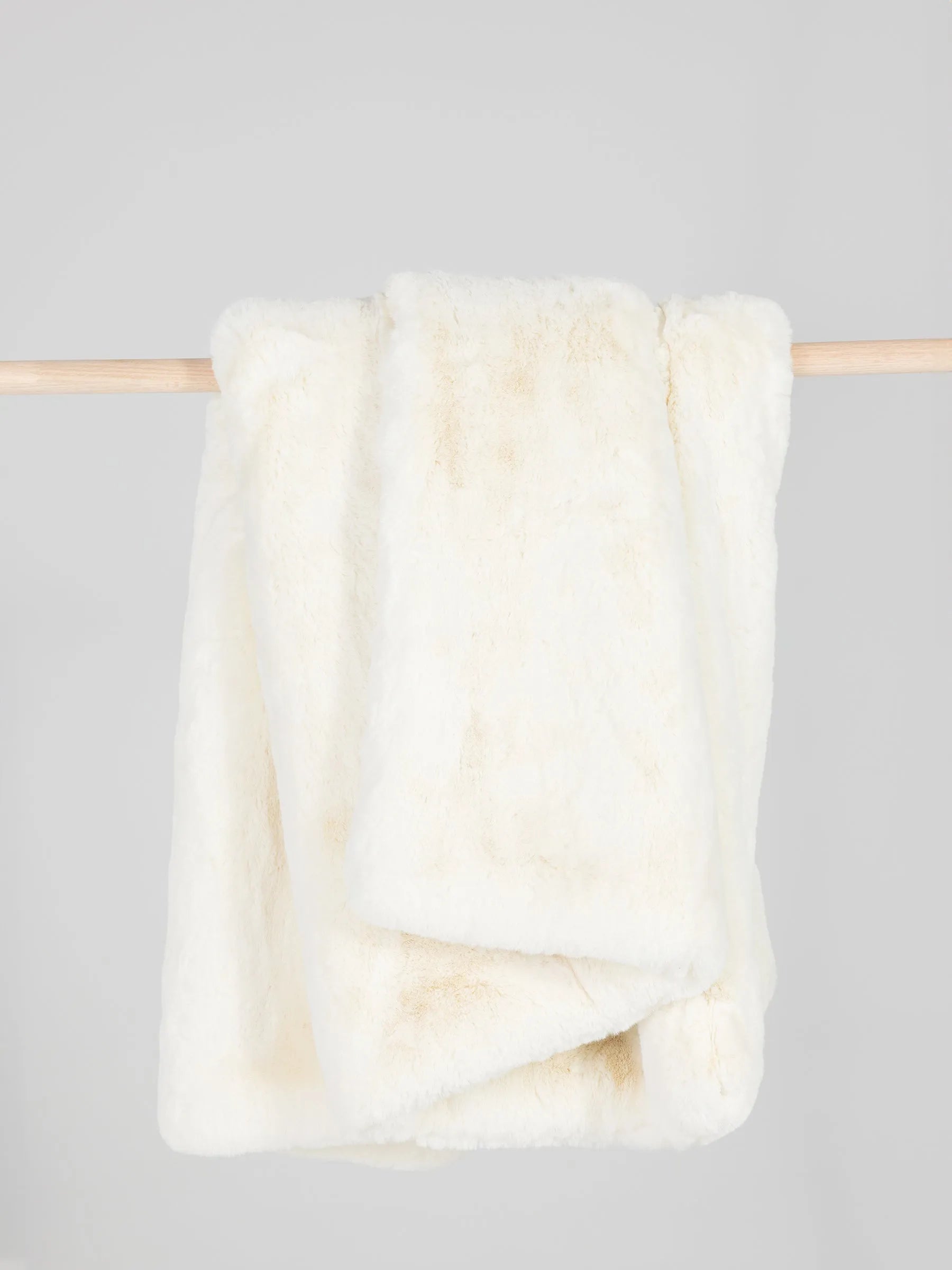 Cuddle Blanket with Faux Fur-like Texture