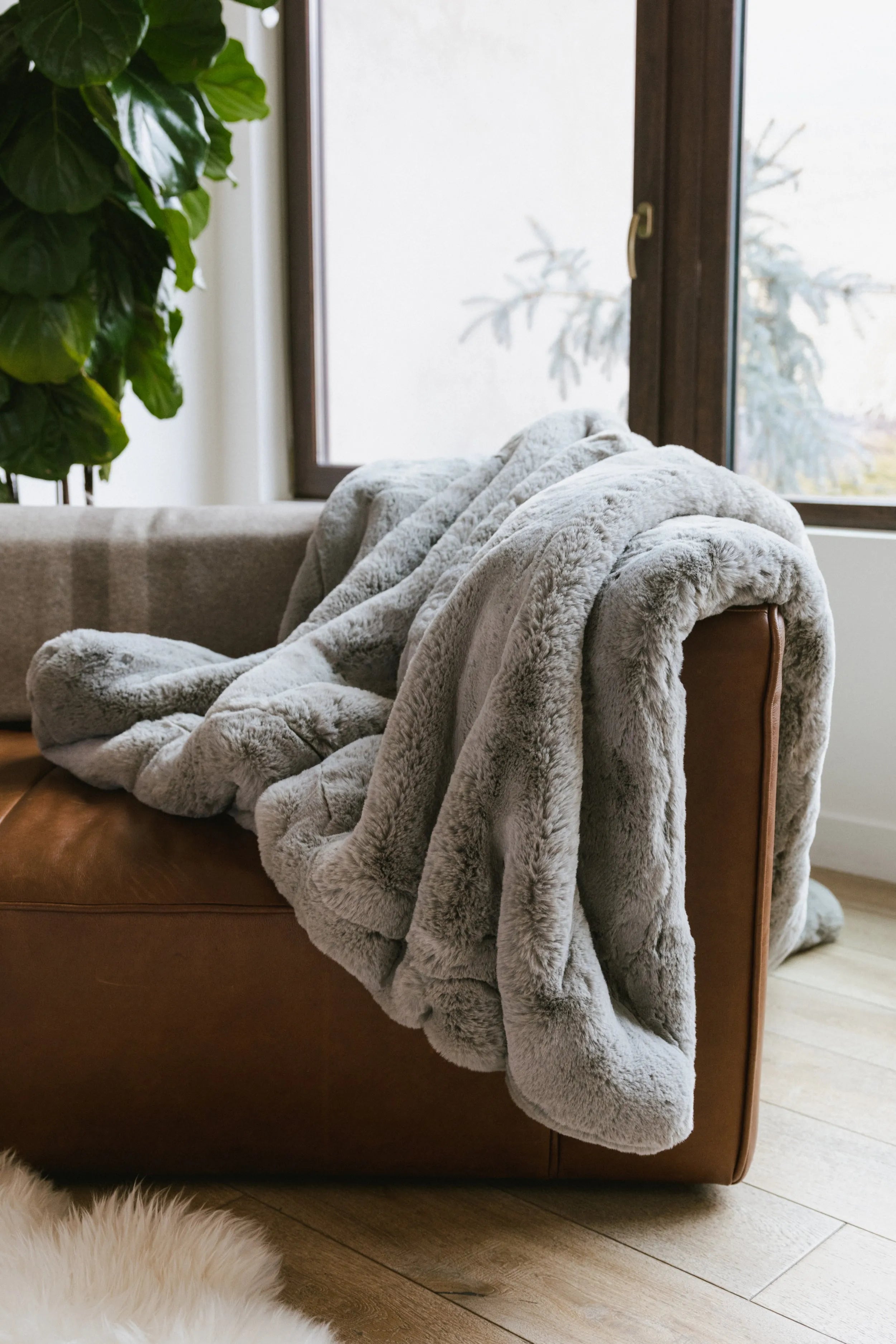 Cuddle Blanket with Faux Fur-like Texture