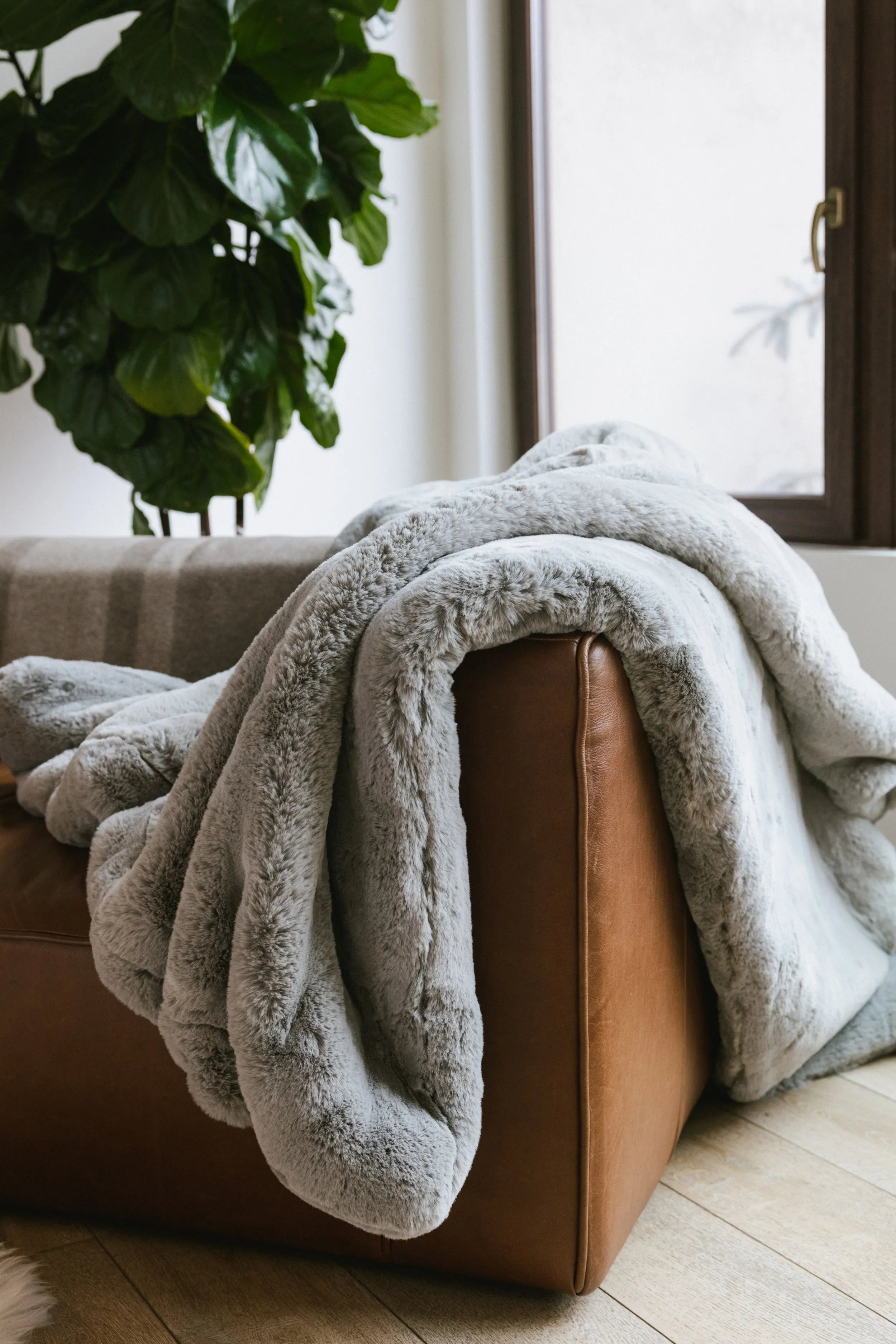 Cuddle Blanket with Faux Fur-like Texture