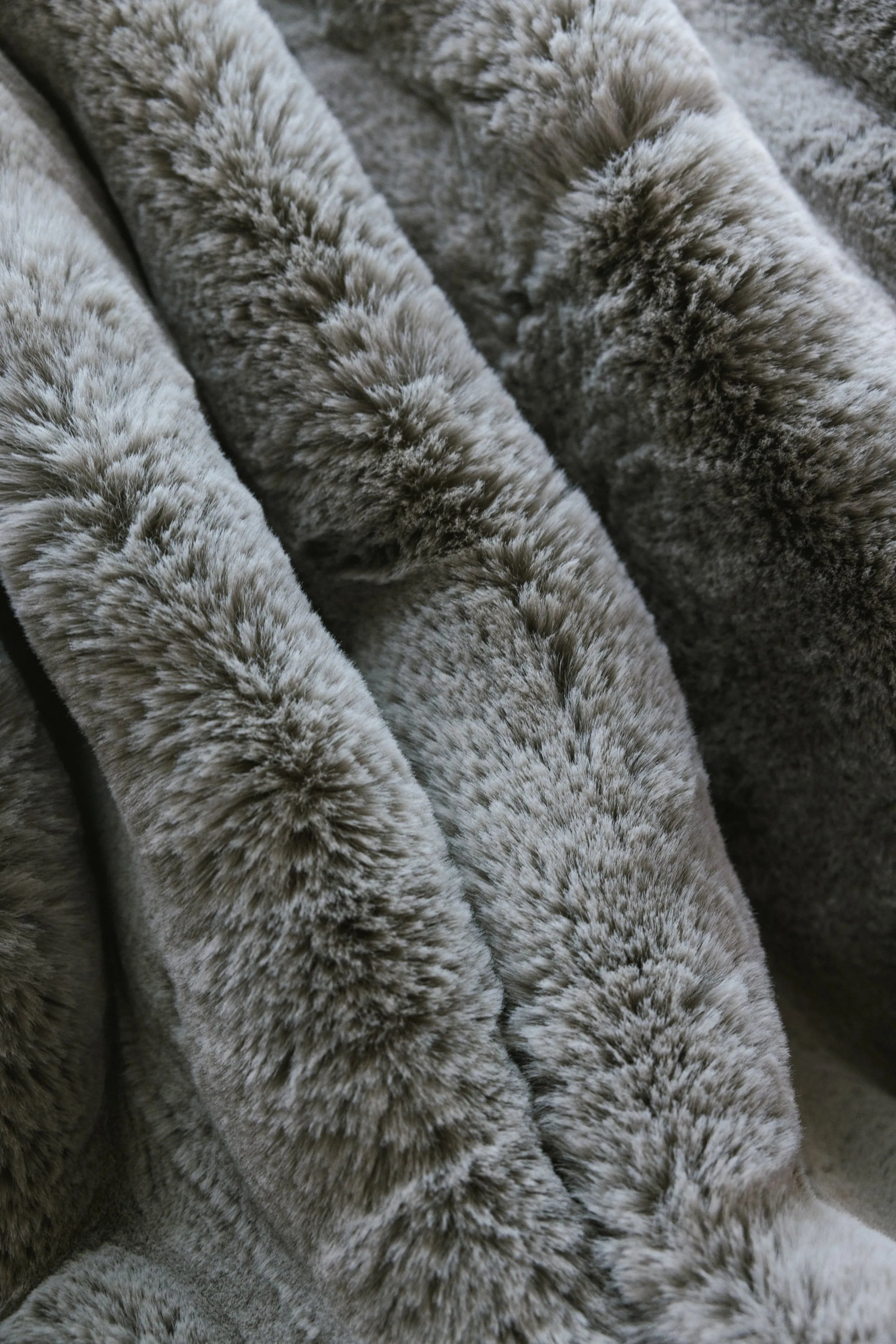 Cuddle Blanket with Faux Fur-like Texture