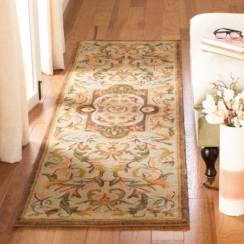 Classic Wool Rug in Beige and Olive