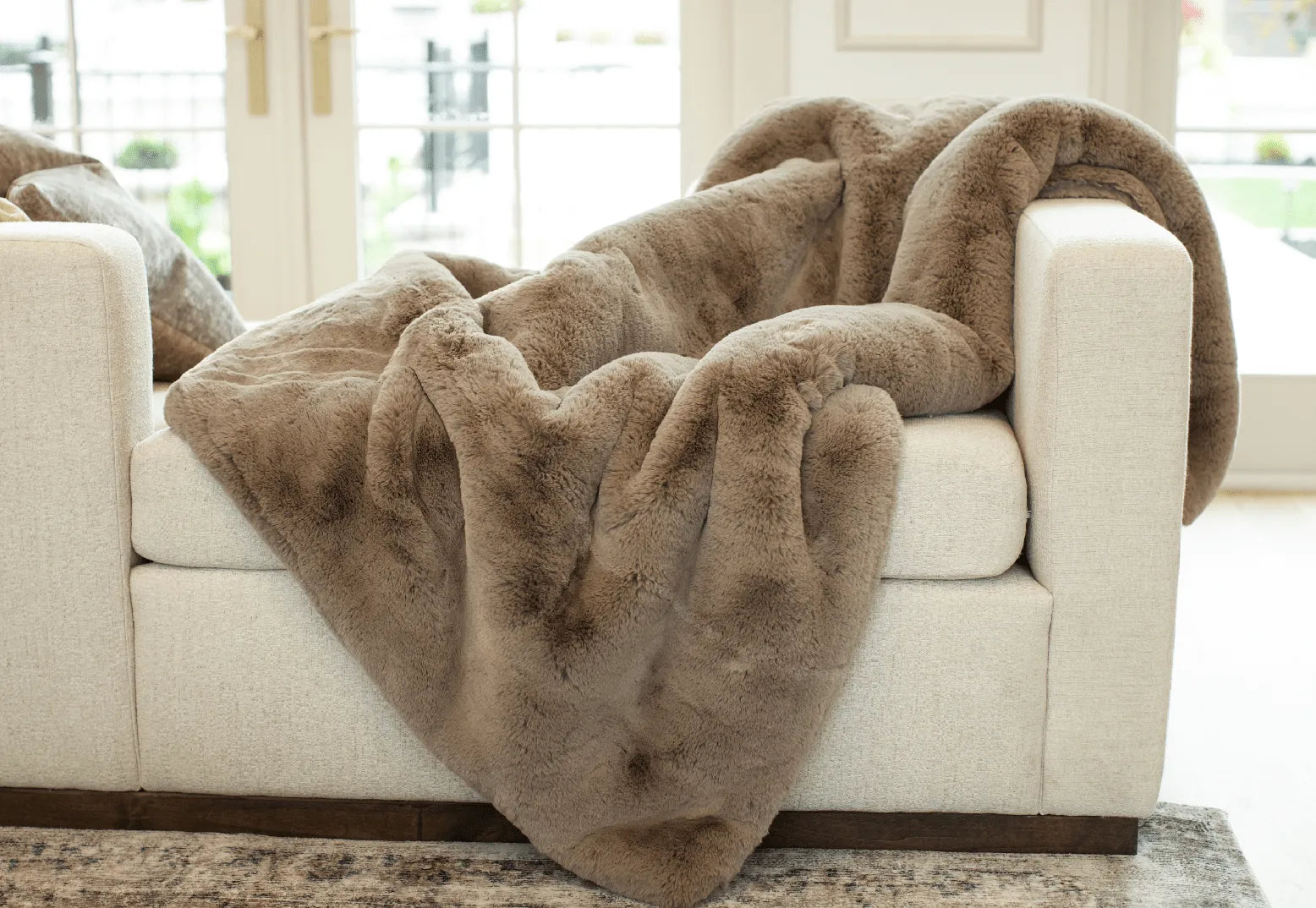 Cuddle Blanket with Faux Fur-like Texture